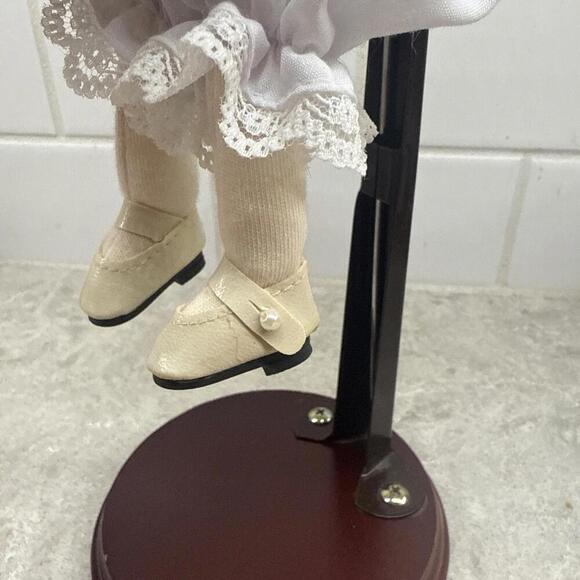 Vintage Greentree music box 8” doll of the month Aquarius with tags, stand. - Picture 14 of 15
